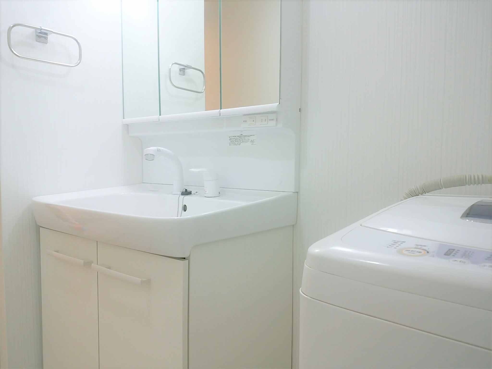 洗面台 壁紙の組み合わせが美しい洗面所 施工事例 修理ができる地元のリフォーム店 ナカノヤ