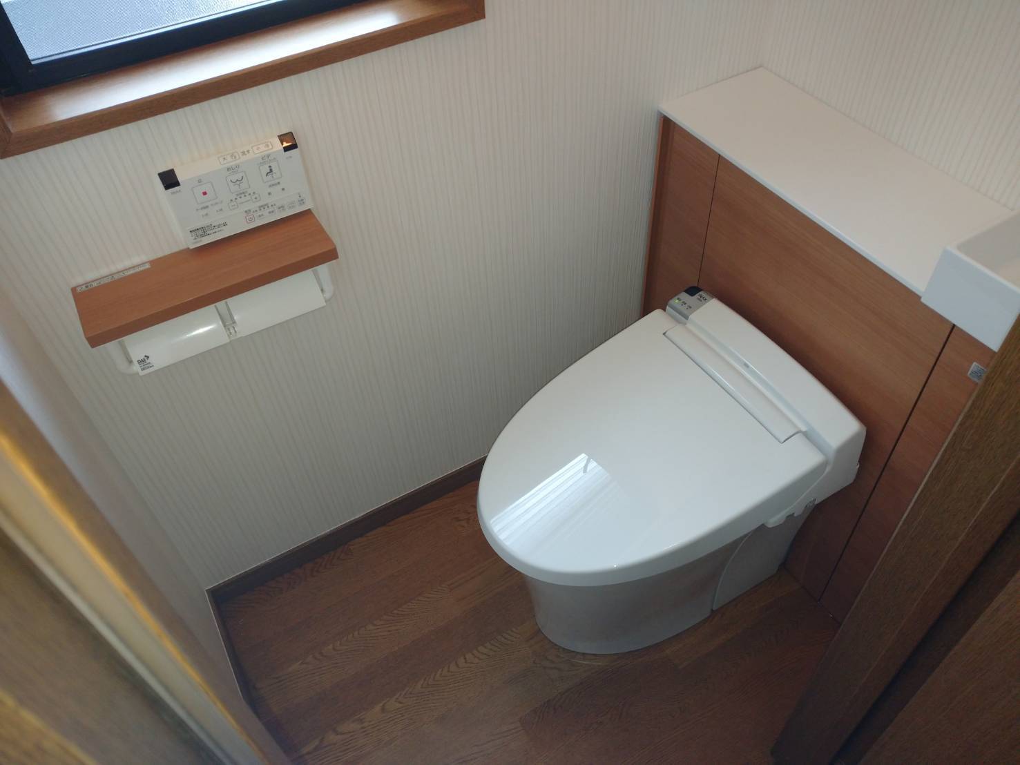 キャビネット付トイレで収納確保 お手入れラクラクトイレはlixilリフォレ 施工事例 地元のリフォーム店 越谷市 墨田区 さいたま市 ナカノヤ