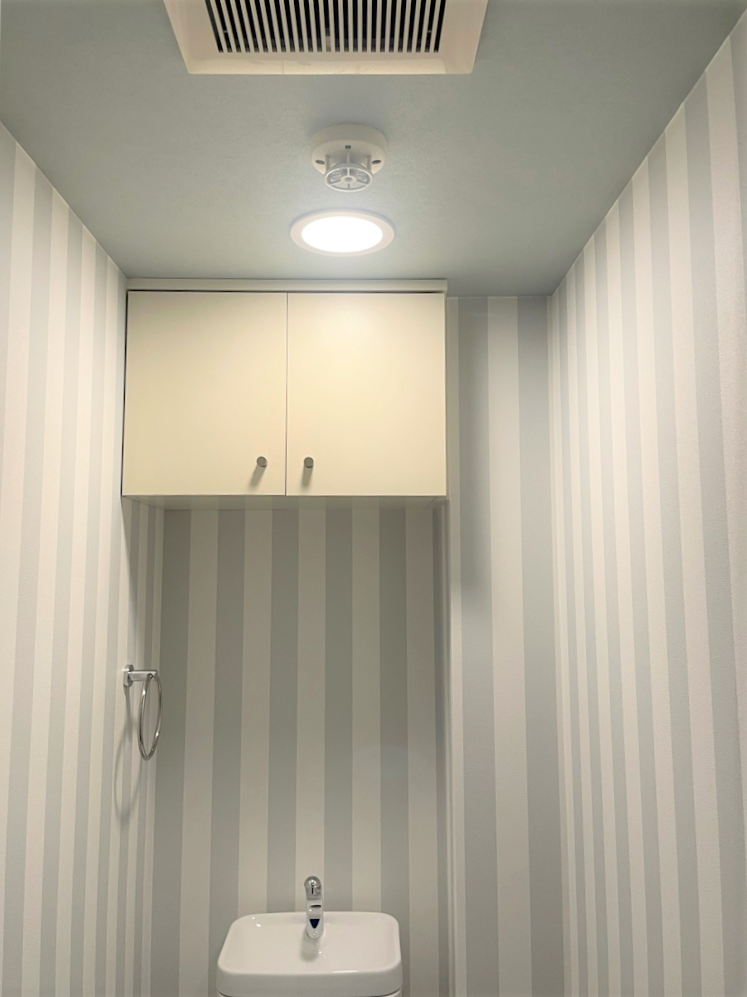こだわったストライプの壁紙が可愛いトイレリフォーム 施工事例 地元のリフォーム店 越谷市 墨田区 さいたま市 ナカノヤ こだわったストライプの壁紙が可愛いトイレリフォーム 施工事例 地元のリフォーム店 越谷市 墨田区 さいたま市 ナカノヤ