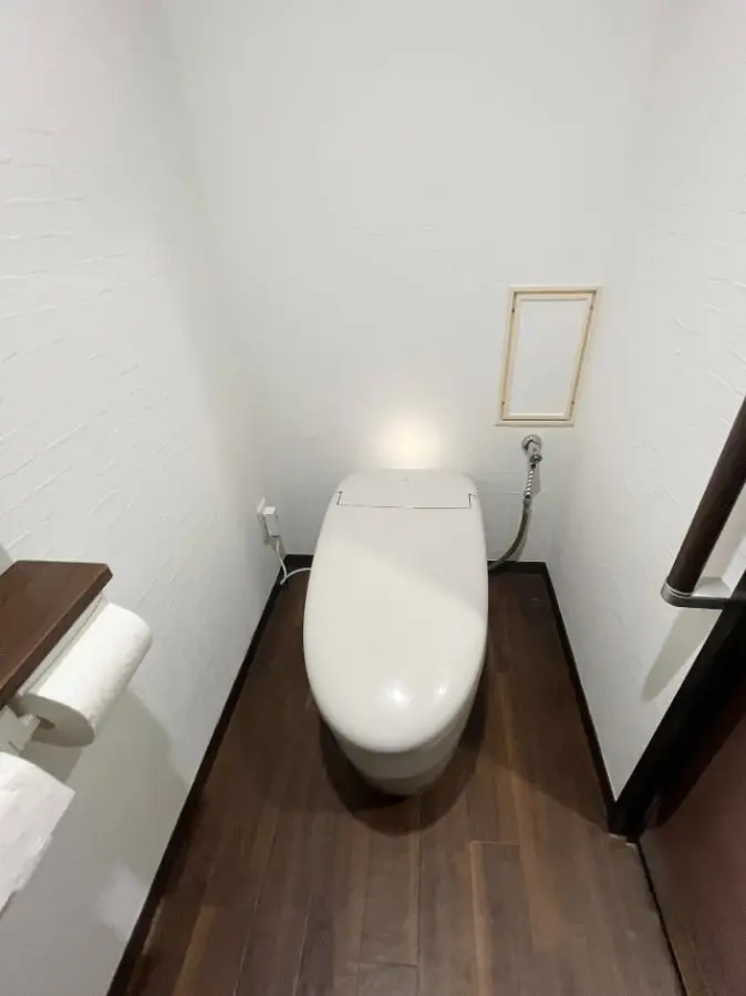 ホワイトグレーのトイレにリフォーム｜荒川区 | 施工事例 | 埼玉