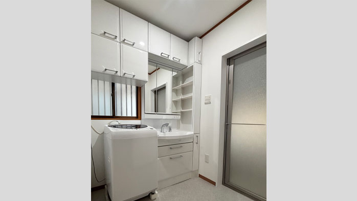 ストックも収まる収納力自慢の洗面台にリフォーム｜越谷市