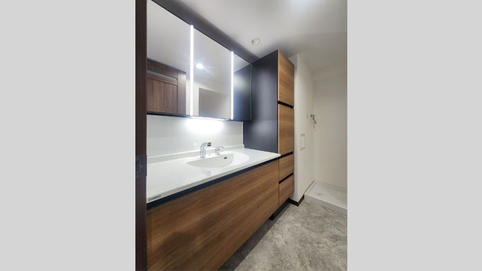 黒×木目で魅せる高級感ある洗面室にリフォーム｜川口市