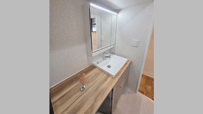 ロングカウンターが使いやすい洗面台にリフォーム｜台東区