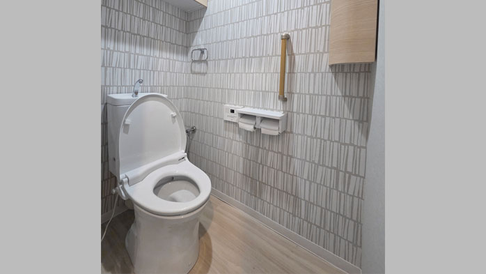 幾何学クロスが映えるトイレ空間にリフォーム｜台東区