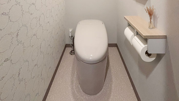 花柄のアクセントクロスがおしゃれなトイレ｜越谷市