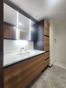 黒×木目で魅せる高級感ある洗面室にリフォーム｜川口市