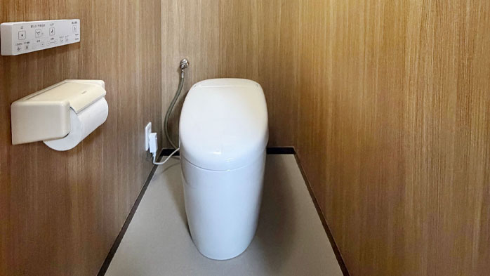 タンクレス×木目のすっきりトイレリフォーム｜越谷市
