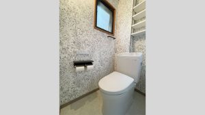 遊び心ある華やかなクロスのトイレリフォーム｜墨田区