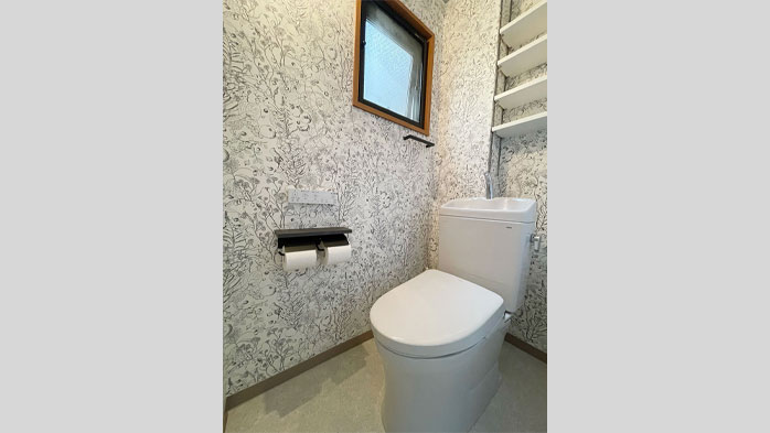 遊び心ある華やかなクロスのトイレリフォーム｜墨田区