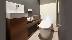 黒が映える洗練されたトイレにリフォーム｜さいたま市