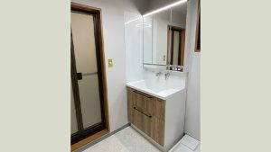 木目を取り入れたモダンな洗面台にリフォーム｜墨田区