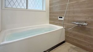 木目調×白で叶えた癒しのお風呂にリフォーム｜越谷市