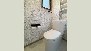 遊び心ある華やかなクロスのトイレリフォーム｜墨田区