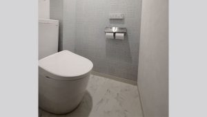 ブルー×大理石調の上品トイレ空間にリフォーム｜さいたま市