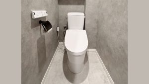 グレーが映えるトイレ空間にリフォーム｜草加市