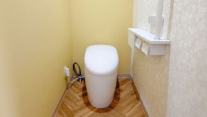 イエロー×木目のナチュラルトイレにリフォーム｜越谷市