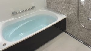 黒×石目調が映える上質な浴室リフォーム｜浦安市