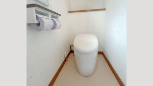 圧迫感軽減した階段下トイレリフォーム｜さいたま市
